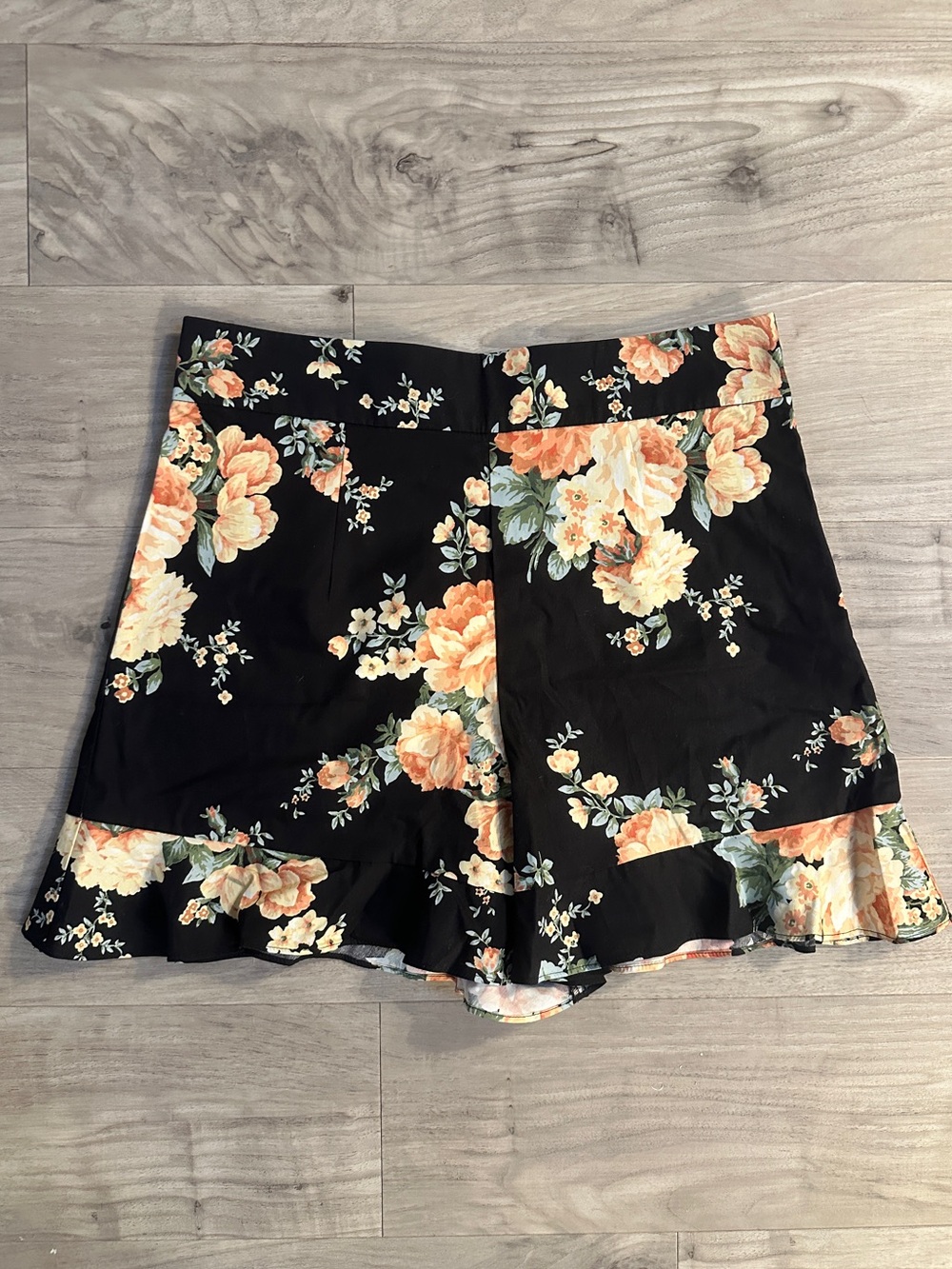 NWT SEZANE Dorian Shorts in Pila Print, Black & Golden Floral Ruffle Shorts